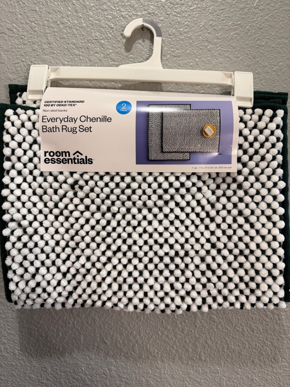 Room Essentials Chenille Bath Rug Set - White with Dark Green Trim